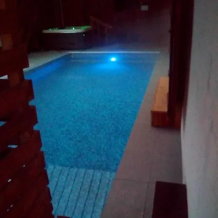 Spacieuse A Avec Piscine Et Ax-les-Thermes
